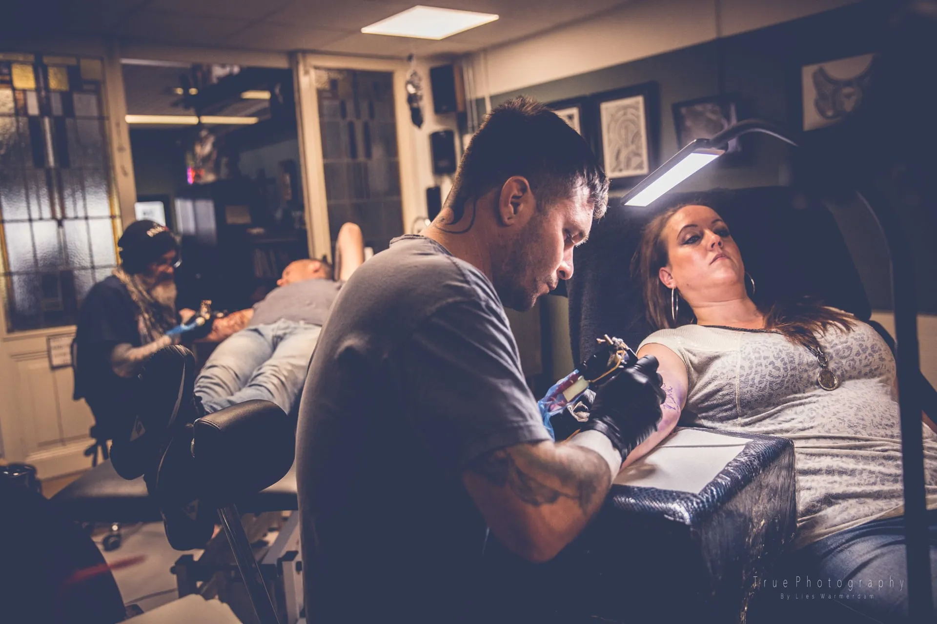 Dagje in de tattoo shop foto