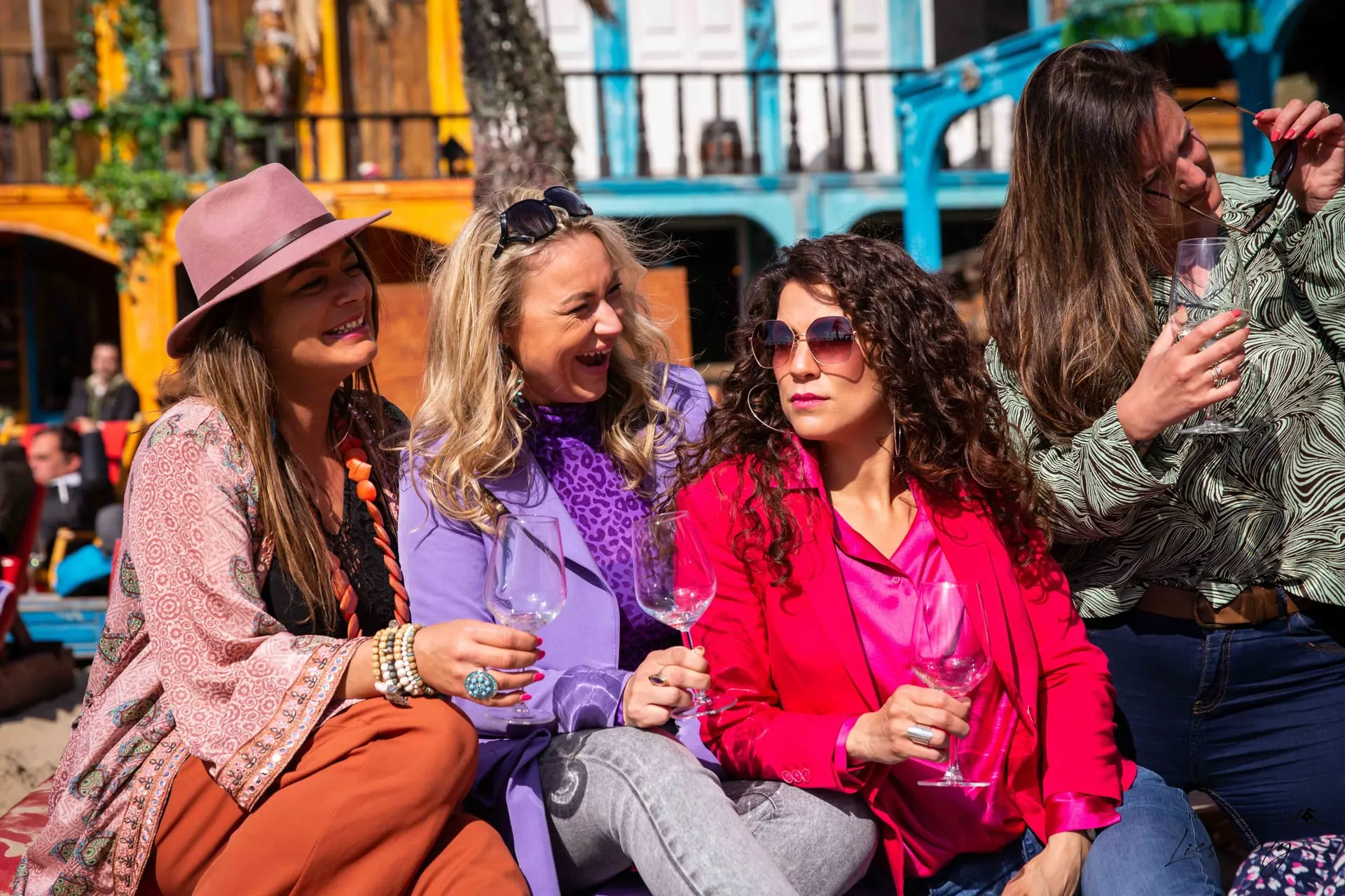 Friends.. and wine foto