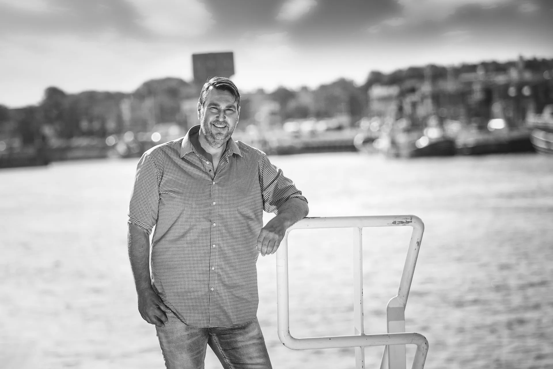 De vrolijke volkszanger uit IJmuiden Fred Post foto