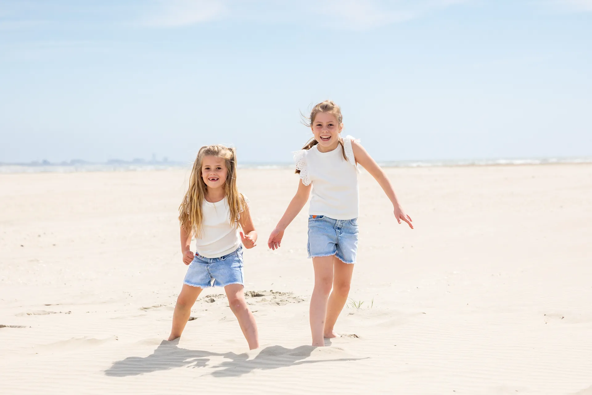 Gezinsfotografie op het strand van IJmuiden vol plezier, liefde en zand! foto