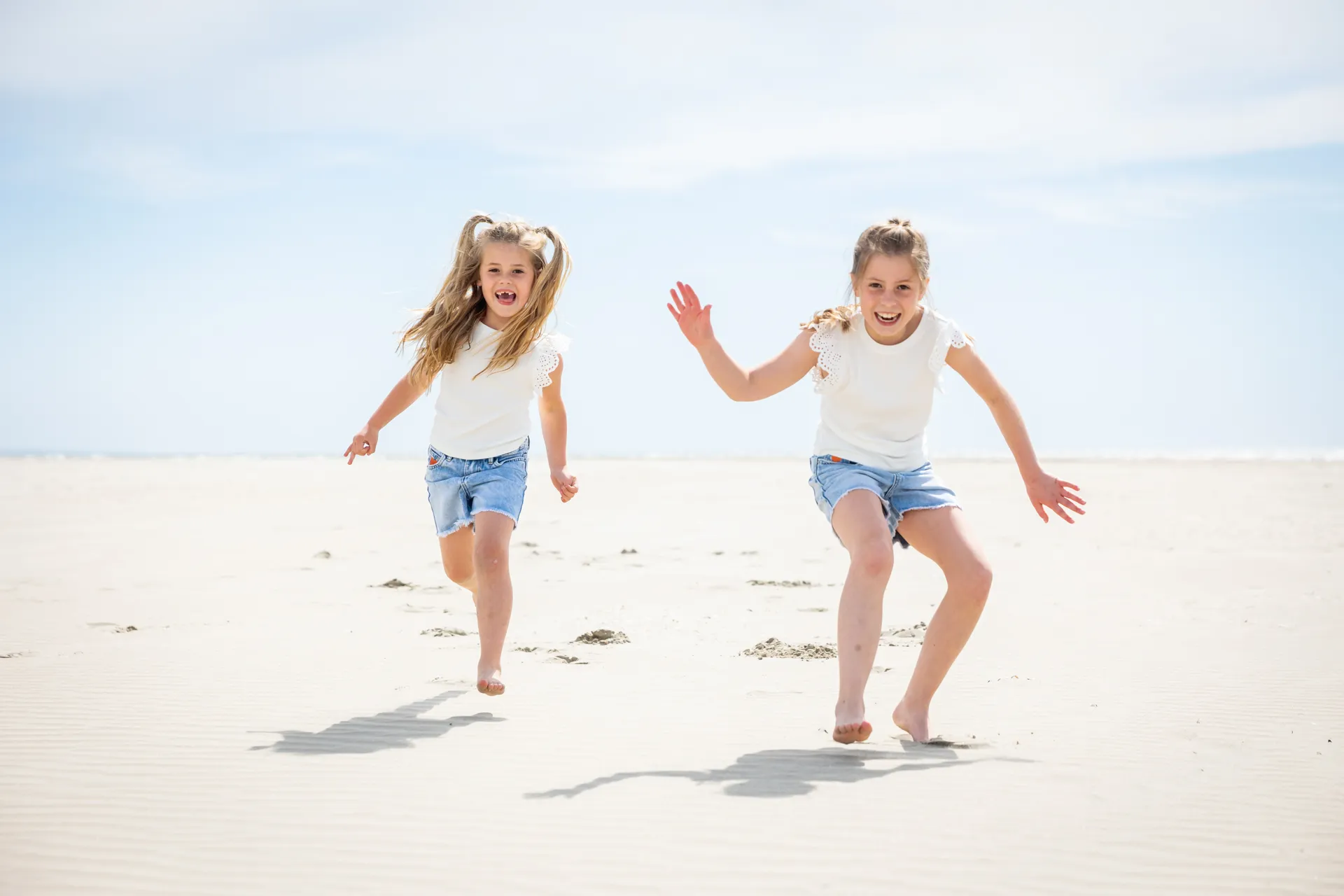 Gezinsfotografie op het strand van IJmuiden vol plezier, liefde en zand! foto