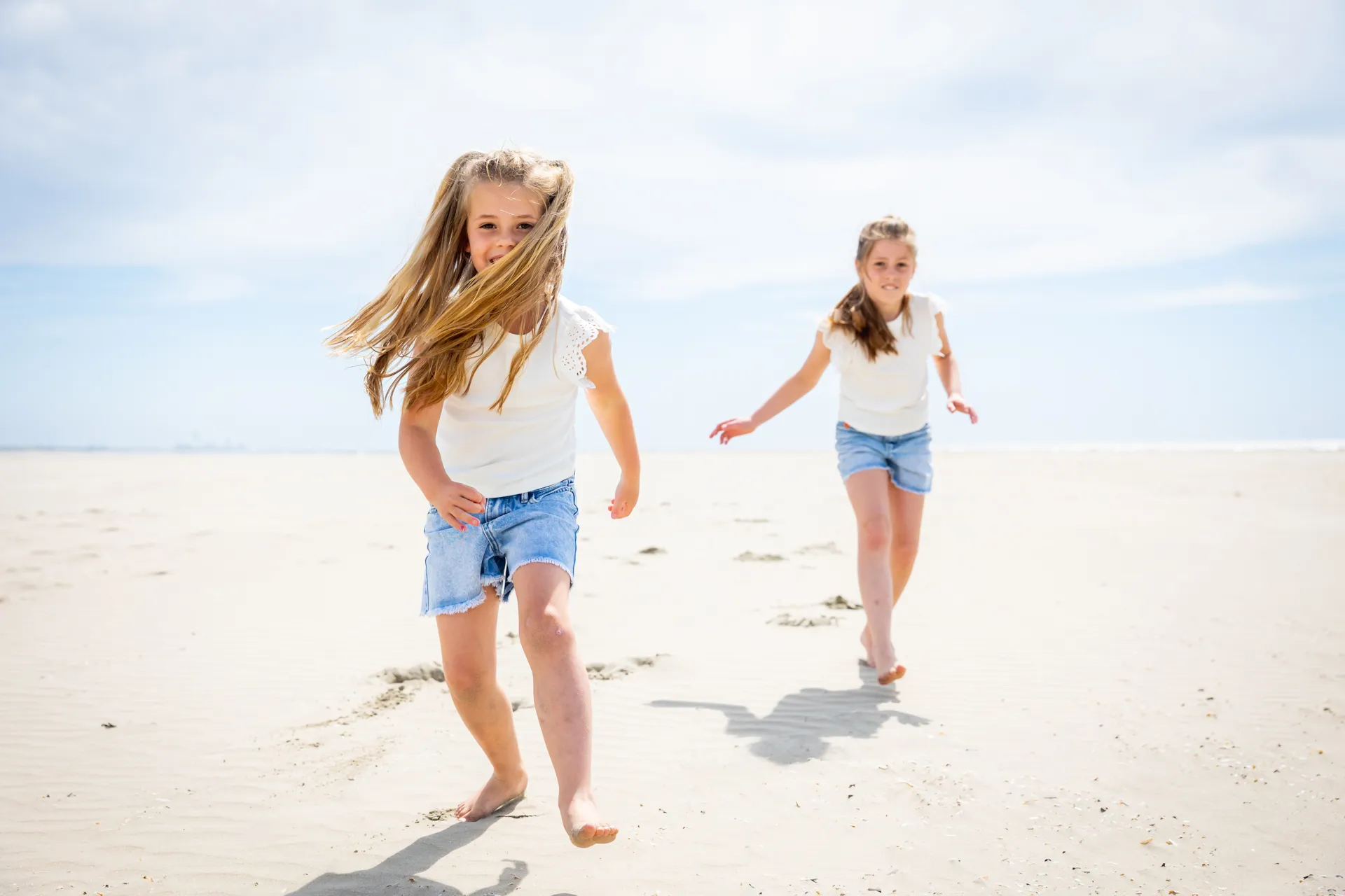 Gezinsfotografie op het strand van IJmuiden vol plezier, liefde en zand! foto