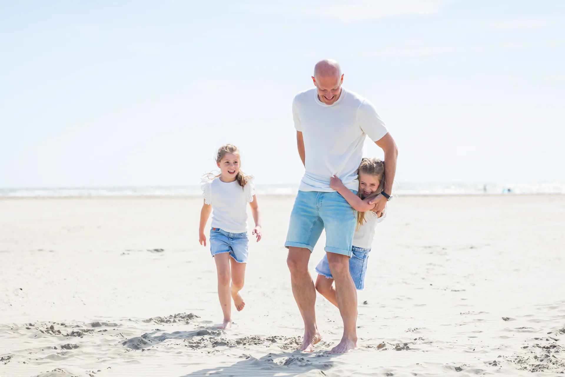 Gezinsfotografie op het strand van IJmuiden vol plezier, liefde en zand! foto