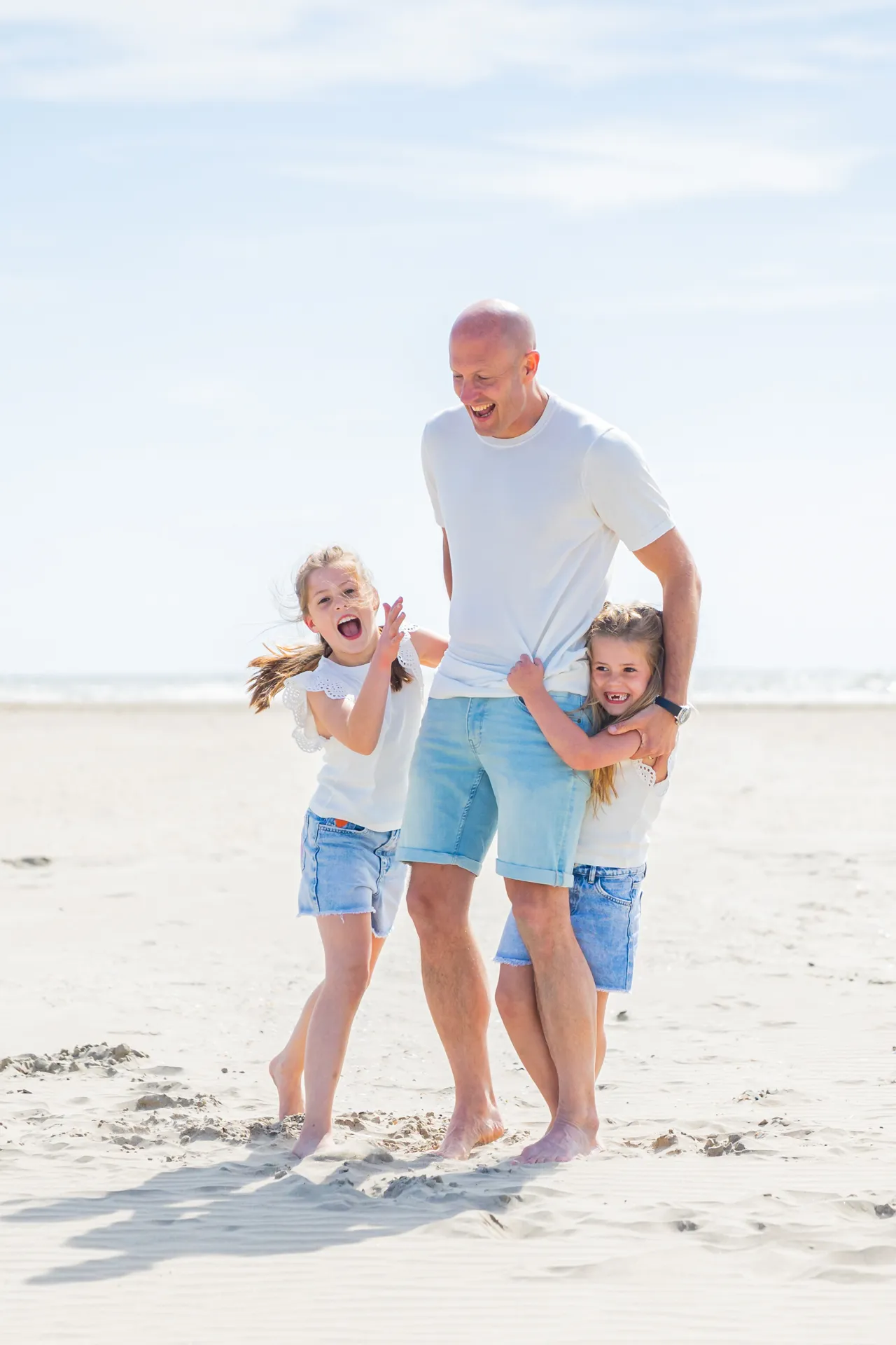 Gezinsfotografie op het strand van IJmuiden vol plezier, liefde en zand! foto