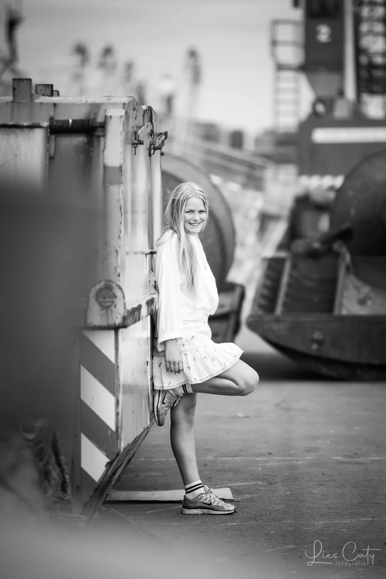 Moeder & dochter. Een stoere zwart-wit shoot in IJmuiden foto