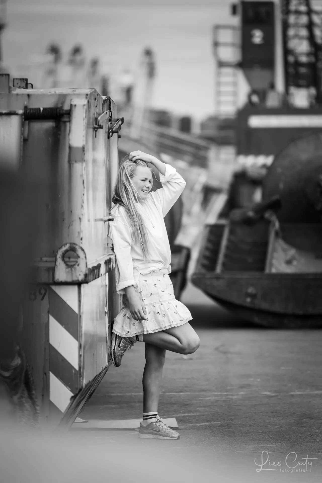 Moeder & dochter. Een stoere zwart-wit shoot in IJmuiden foto
