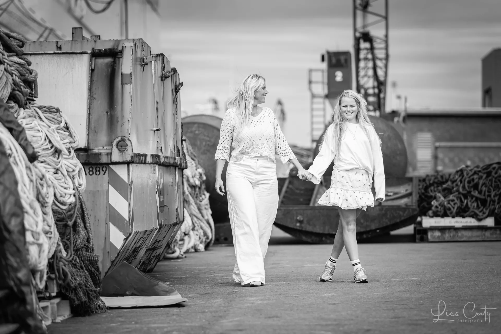 Moeder & dochter. Een stoere zwart-wit shoot in IJmuiden
