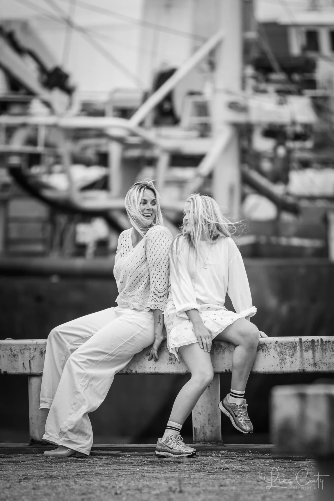 Moeder & dochter. Een stoere zwart-wit shoot in IJmuiden foto