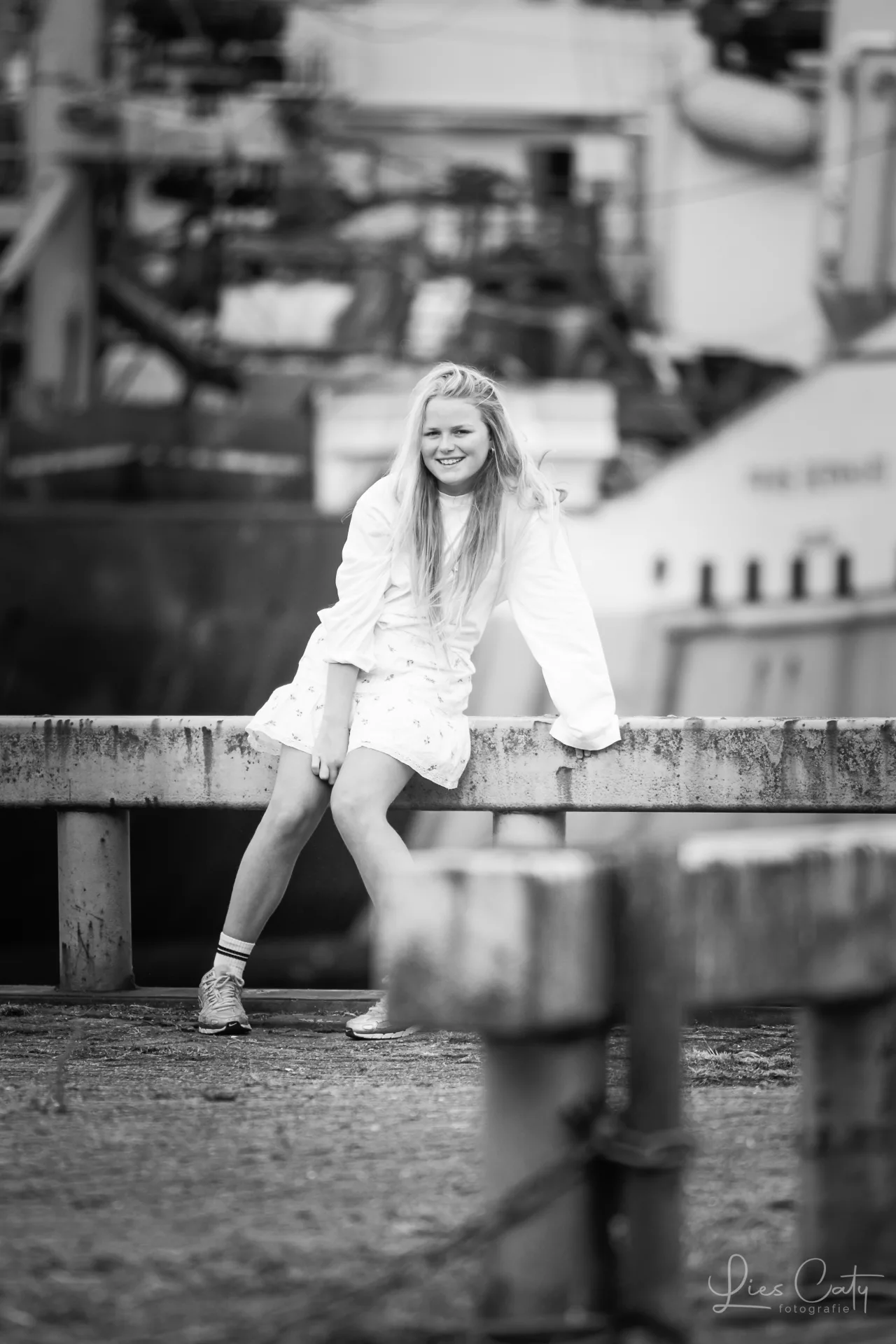 Moeder & dochter. Een stoere zwart-wit shoot in IJmuiden foto
