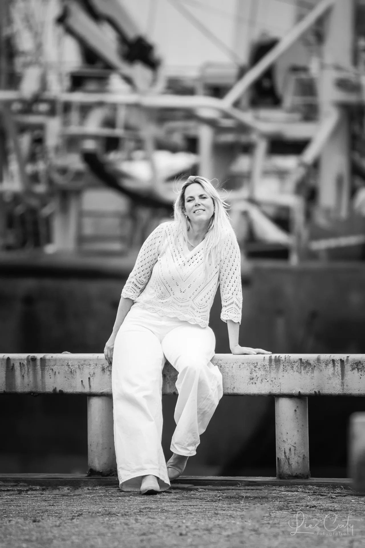 Moeder & dochter. Een stoere zwart-wit shoot in IJmuiden foto