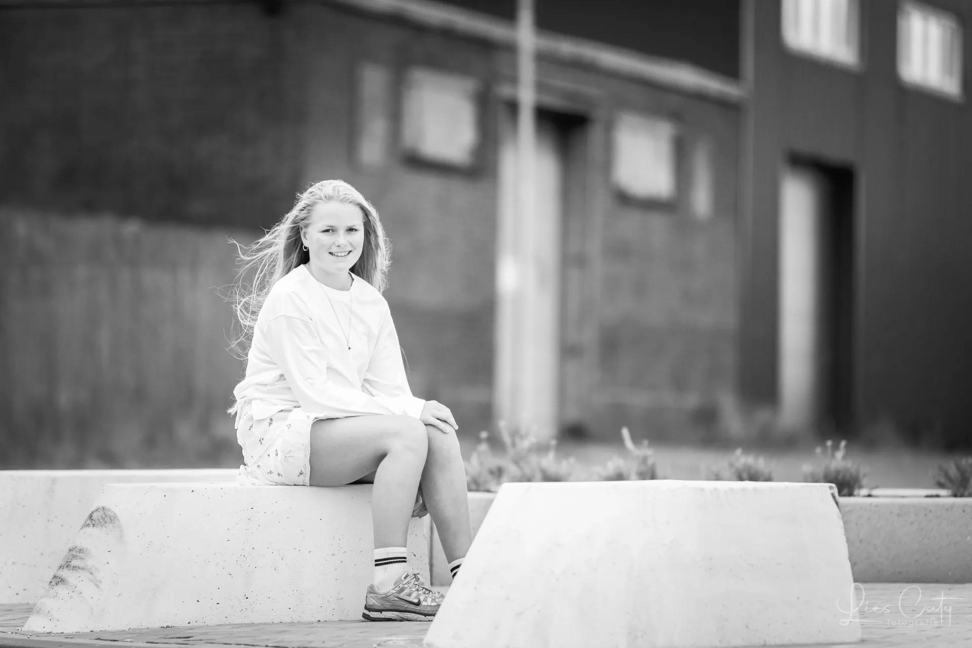 Moeder & dochter. Een stoere zwart-wit shoot in IJmuiden foto