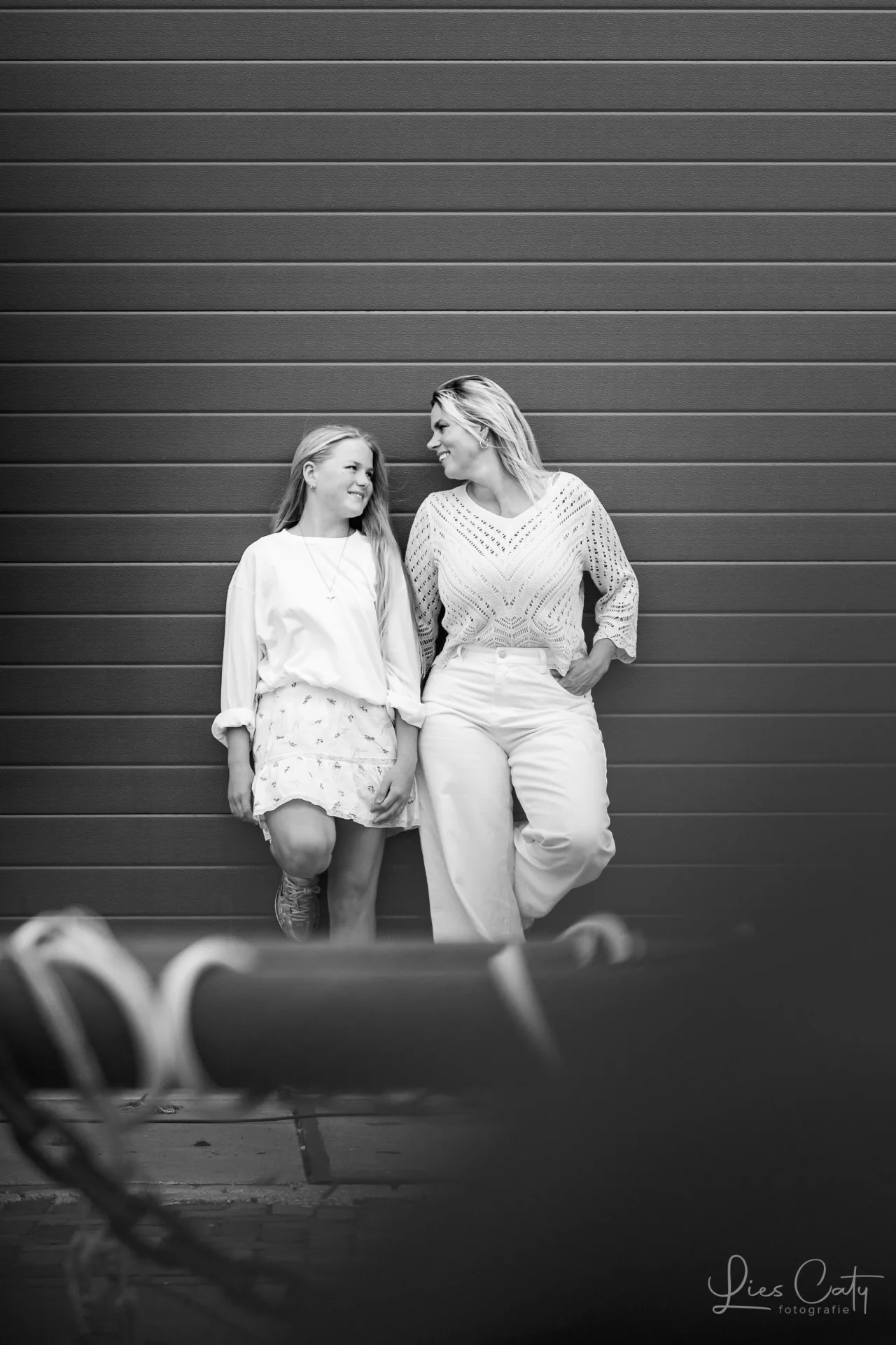 Moeder & dochter. Een stoere zwart-wit shoot in IJmuiden foto