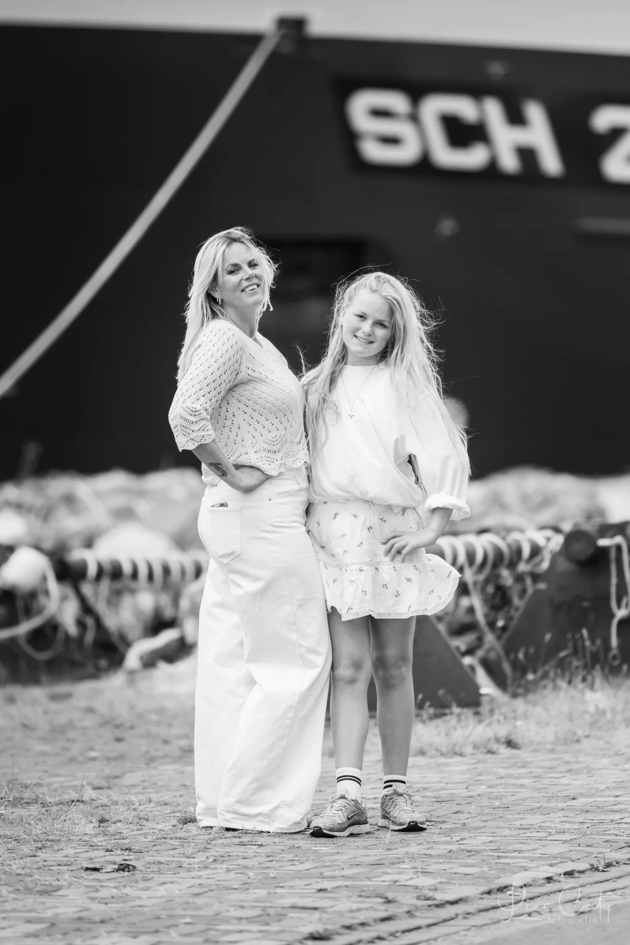 Moeder & dochter. Een stoere zwart-wit shoot in IJmuiden foto