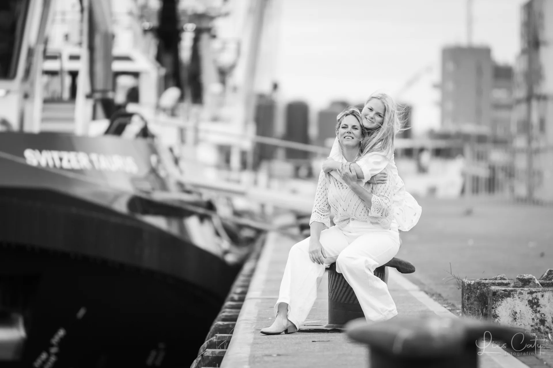 Moeder & dochter. Een stoere zwart-wit shoot in IJmuiden foto